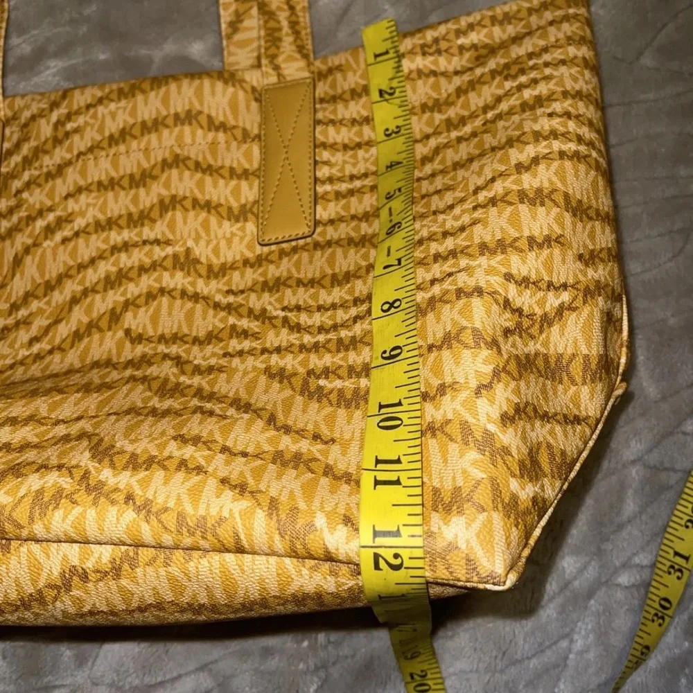 Michael Kors Large Tote bag- Yellow NEW with TAGS - Picture 5 of 8